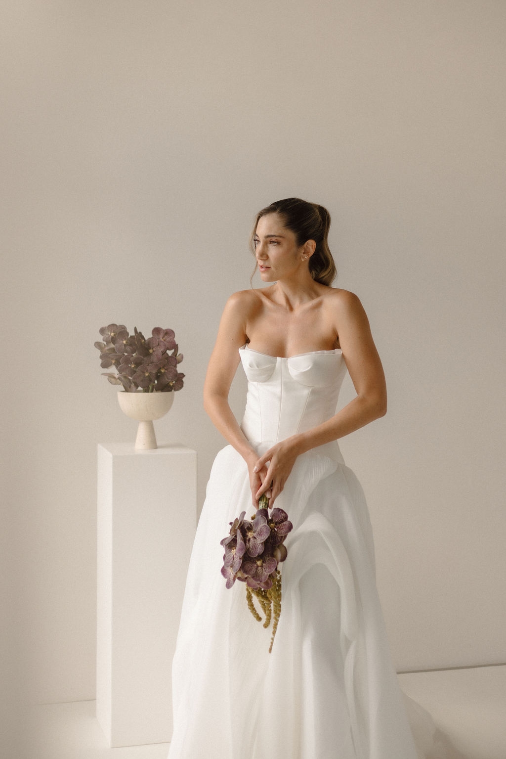 Elegante Tischdekoration mit weissen Blumen und Kerzen