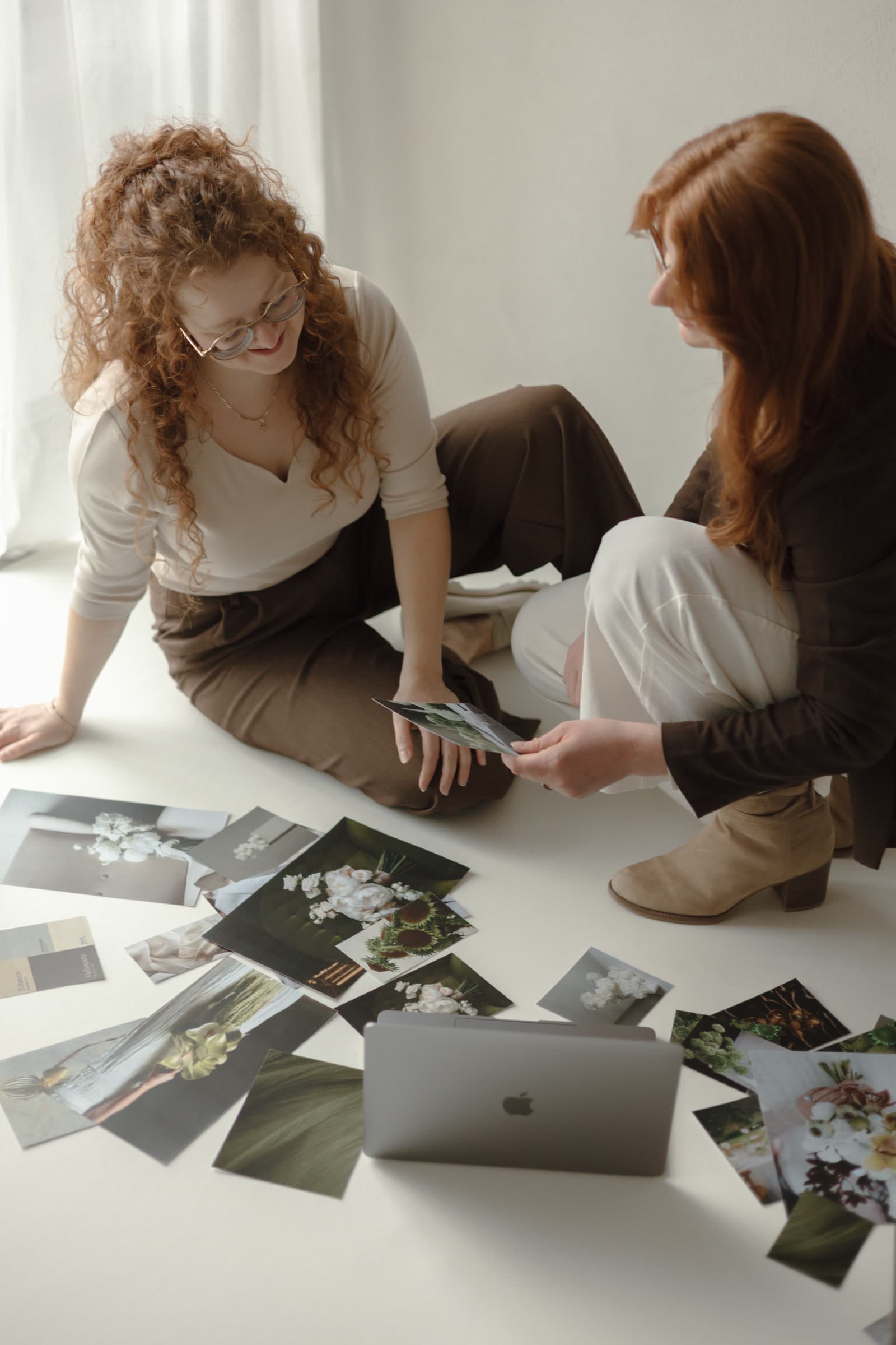 Jasmin und Eveline bei der kreativen Konzeptarbeit im Studio